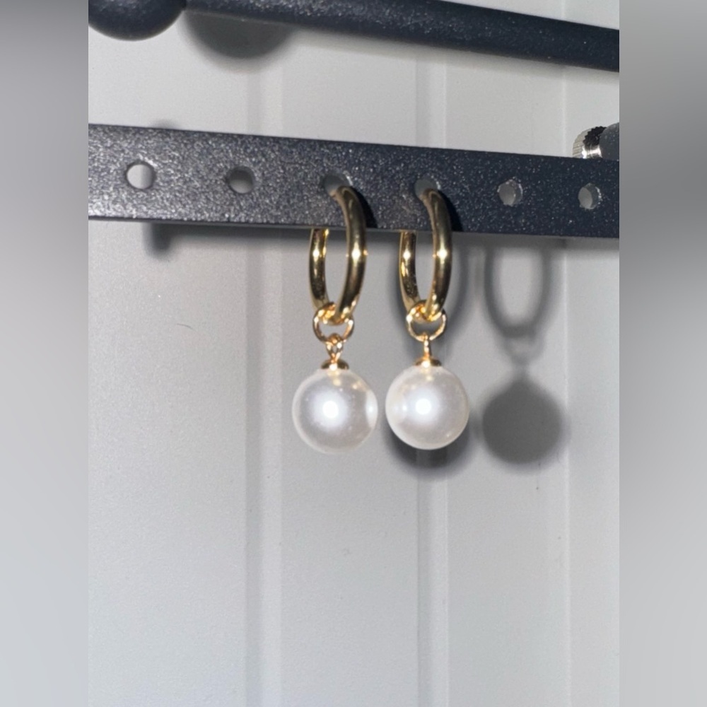 NWOT Slide Jewelry 0.5in Stainless Steel Gold Hoop Earrings with Dangling Pearls - Picture 4 of 4